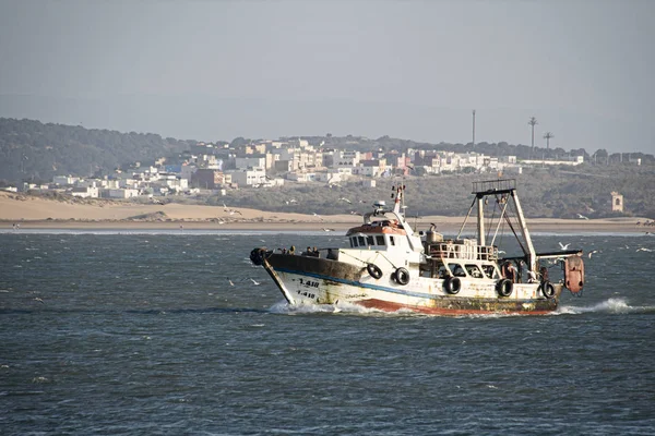 Barco de pesca que regressa ao porto — Fotografia de Stock