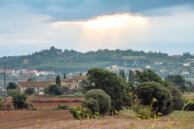 Güneş alanları ve dağlar üzerinde bulutlar kırma