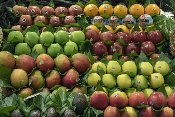 Fruits mélangés en vente dans un marché de rue — Photo