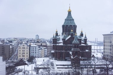 Finlandiya, Helsinki - Ocak 2019: Kışın Uspenski Katedrali, şehir manzarası