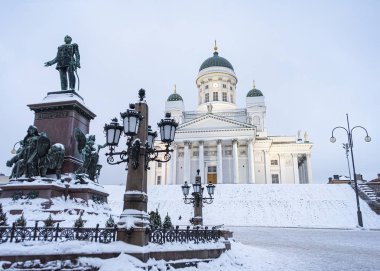 Kışın alacakaranlıkta Helsinki Katedrali