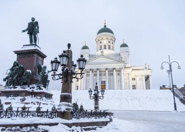 Kışın alacakaranlıkta Helsinki Katedrali