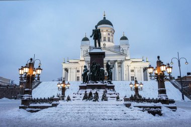 Kışın alacakaranlıkta Helsinki Katedrali
