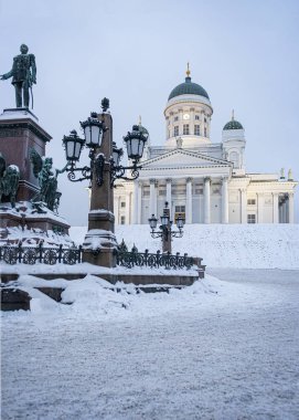 Kışın alacakaranlıkta Helsinki Katedrali