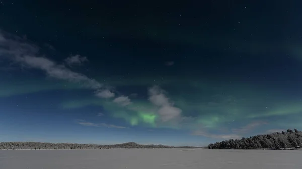绿色北极光划过冰冻的湖面 — 图库照片