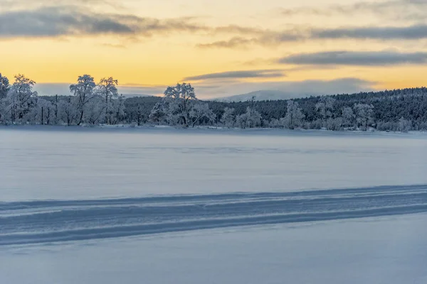 Finlandia Inari Enero 2019 Lago Congelado Bajo Cielo Rojo Laponia — Foto de Stock