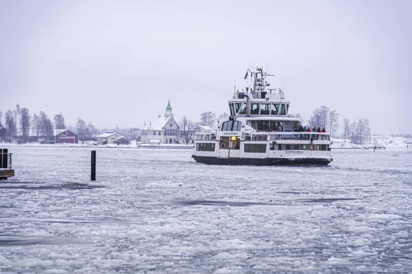 Lokale Fähre im Hafen — Stockfoto