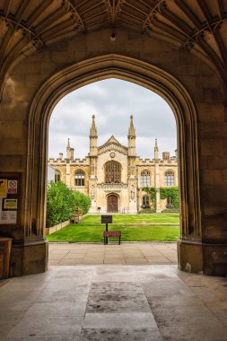 Corpus Christ College-ana kapıdan bakarak