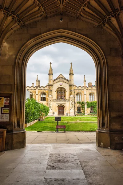 Corpus Christ College - regarder à travers la porte principale — Photo