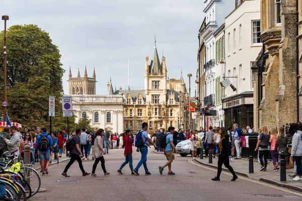 Menschen auf den Straßen von Cambridge Stockfoto