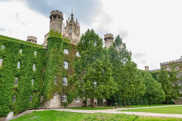 St John's College, le nouveau tribunal vêtu de lierre — Photo