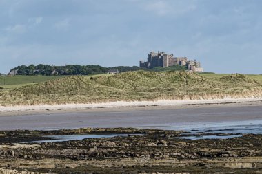 Bamburgh Kalesi kıyıdan görüntülendi