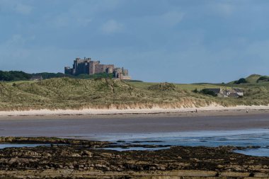 Bamburgh Kalesi kıyıdan görüntülendi