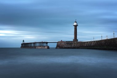Whitby, Uk - Mar 2020: Whitby Körfezi 'ndeki rıhtımın yakınındaki gelgitin uzun süreli görüntüsü