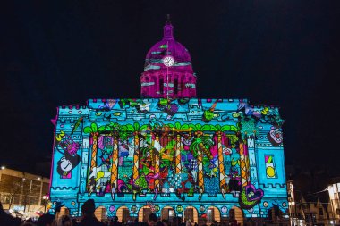 Nottigham, İngiltere - Şubat 2020: Nottingham belediye binası yıllık ışık festivali kapsamında aydınlandı