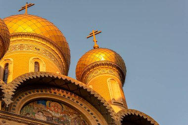 Bükreş, Romanya - Ağustos 2019: Romanya 'nın eski Bükreş kentindeki St. Nicholas Rus Kilisesi' nin altın minarelerini güneş restore ediyor. Üniversite meydanının hemen dışında, restorasyon sürecinde. 1905-1909 'da inşa edilmiş..