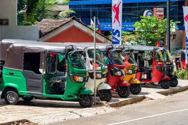 Sri lanka, Eylül 2015: Parlak renkli Tuktuk 'un galeri önü satışa çıkarıldı