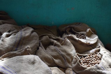 Grenada, Ağustos 2014: Dünya çapında nakliyeye hazır bir depoda Nutmeg çuvalları