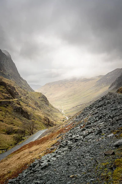 Daha az kullanılan bir yol, Keswick, Cumbria yakınlarındaki Honister Geçidi 'ndeki kasvetli gökyüzünün altındaki dik bir dağ geçidine çıkar.