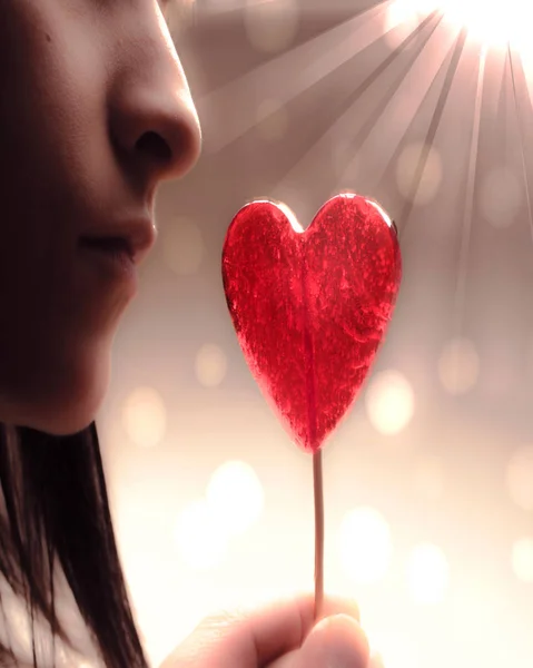 Bella Ragazza Con Cuore Rosso Sfondo Luci Bokeh — Foto Stock