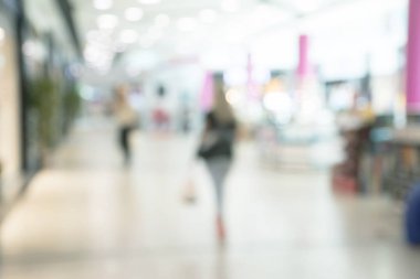 Mağaza bokeh arka plan bulanıklık. Siluetleri bulanık hareket yürüyüş iş adamları. Office koridorda yürürken iş adamları.