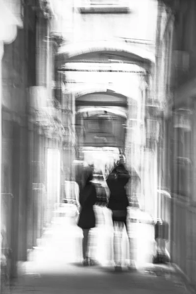 Venice Italy - Tourist couple exploring Venice streets. Blurred — Stock Photo, Image