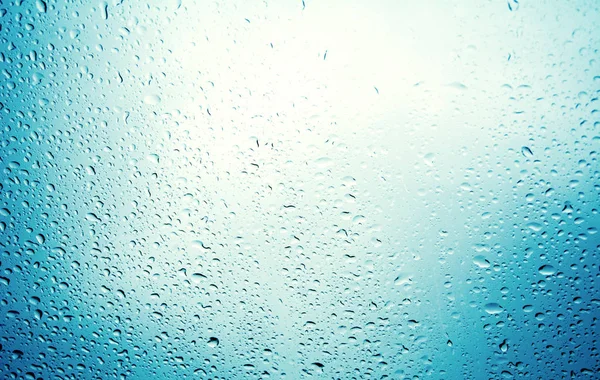 Gotas de água no fundo azul / gotas de chuva no vidro, chuva d — Fotografia de Stock