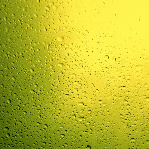 Gotas de agua sobre fondo verde. — Foto de Stock