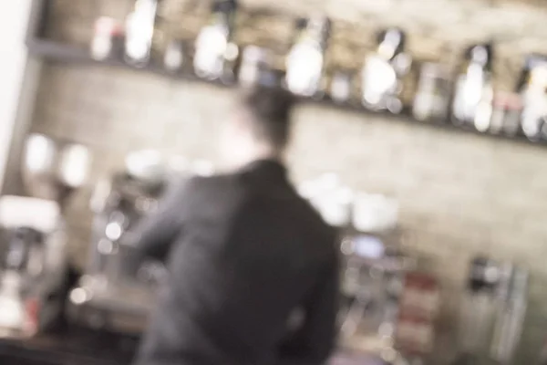 Profesional ahli barista membuat kopi dengan mesin kopi . — Stok Foto