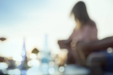 Modern kafede insanların bulanık arka plan 