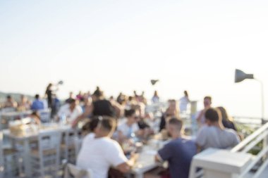 Tanınmayan siluetleri ile restoranın bulanık arka plan
