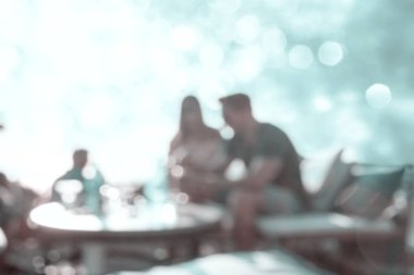 Tanınmayan siluetleri ile restoranın bulanık arka plan