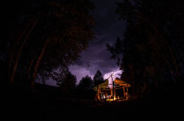 Turist gece kampta. Kamp ateşi.