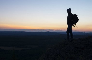 Dağın tepesinde bir adam.