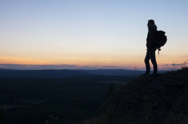 Dağın tepesinde bir adam.