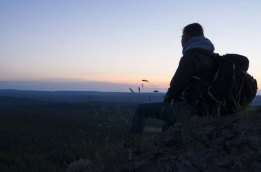 Dağın tepesinde bir adam.