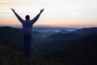 Dağın tepesinde bir adam.