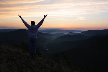 Dağın tepesinde bir adam.