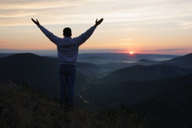 Dağın tepesinde bir adam.