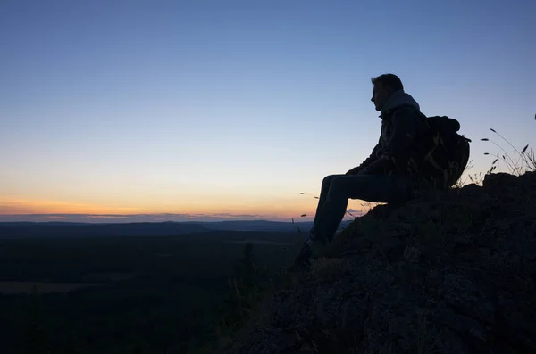 Hombre Cima Una Montaña — Foto de Stock