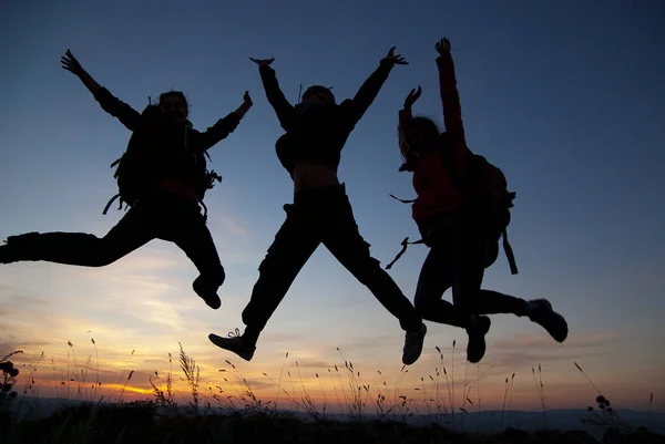 Grupo Turistas Cima Una Montaña Atardecer — Foto de Stock