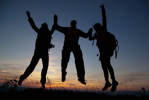 Grupo Turistas Cima Una Montaña Atardecer — Foto de Stock