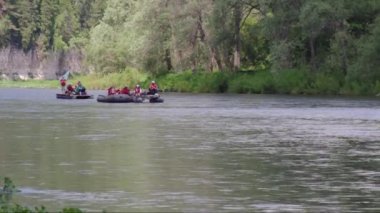 Katamaran dağ Nehri üzerinde.