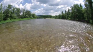 Katamaran dağ Nehri üzerinde.