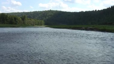 Katamaran dağ Nehri üzerinde.