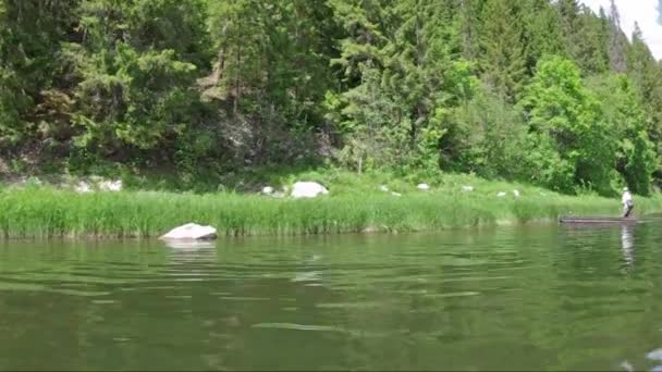 船在山上的河上 — 图库视频影像