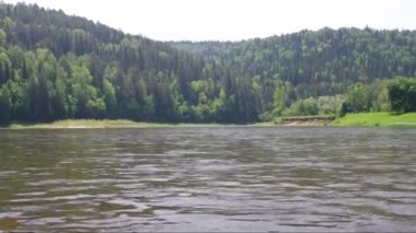 Katamaran dağ Nehri üzerinde.