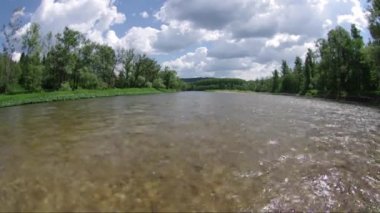Katamaran dağ Nehri üzerinde.