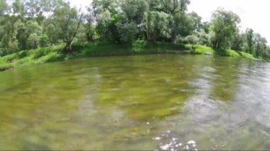 Katamaran dağ Nehri üzerinde.