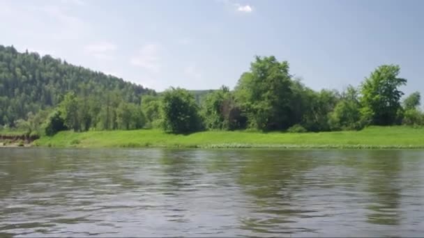 Catamarans sur la rivière de montagne .